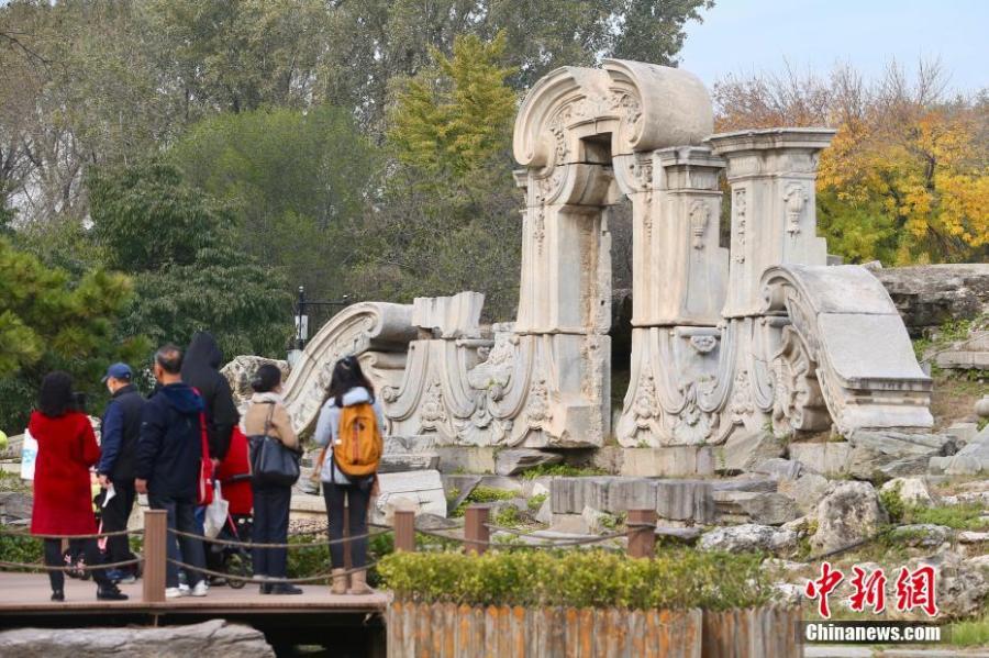 Visitatori davanti alle rovine di Dashuifang. (18 ottobre 2021, China News Service/Yi Haifei)