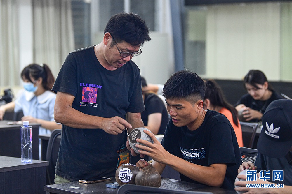 Hainan: erede dell'arte millenaria dell'intaglio in noce di cocco
