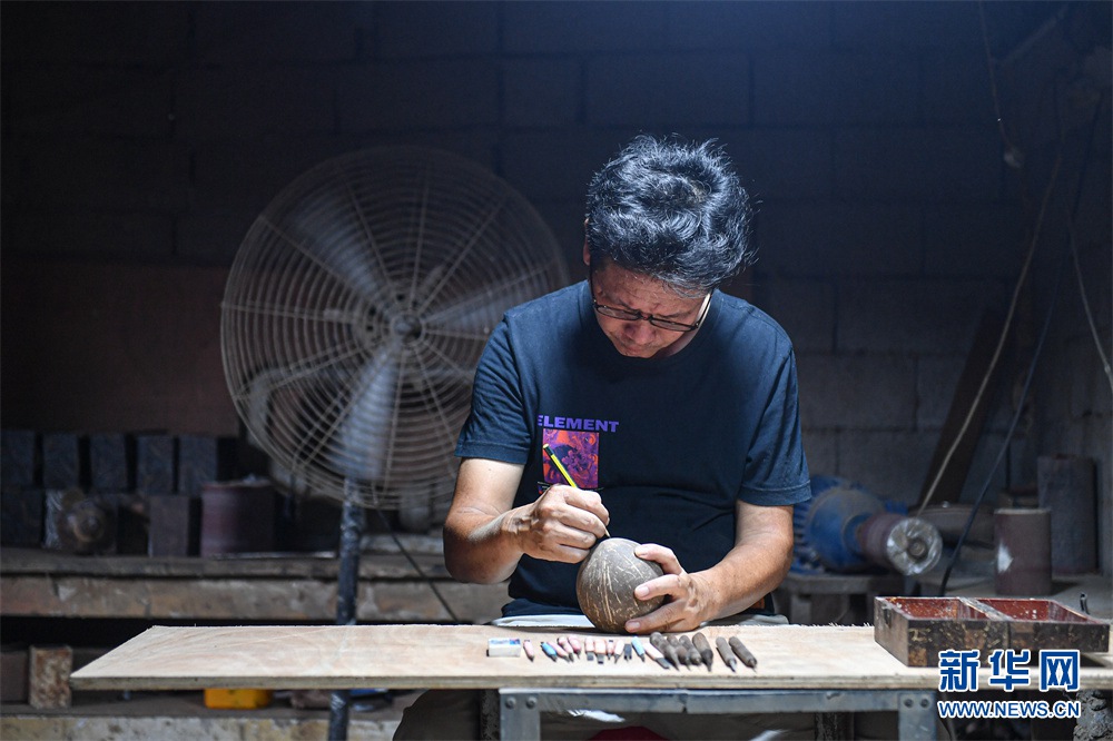 Hainan: erede dell'arte millenaria dell'intaglio in noce di cocco