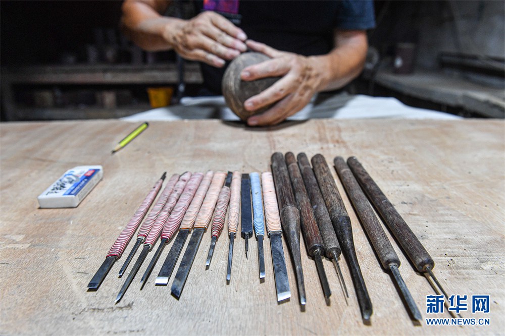 Hainan: erede dell'arte millenaria dell'intaglio in noce di cocco