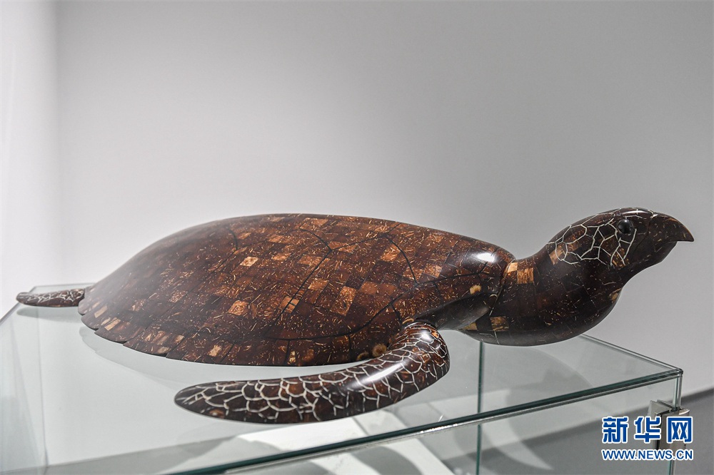 Hainan: erede dell'arte millenaria dell'intaglio in noce di cocco