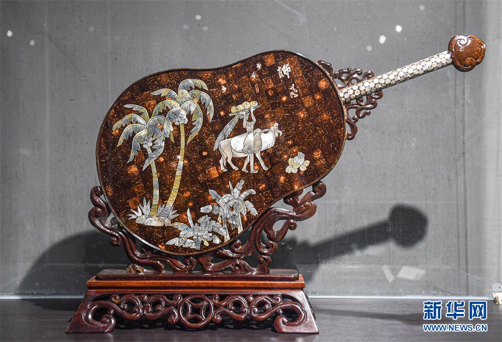 Hainan: erede dell'arte millenaria dell'intaglio in noce di cocco