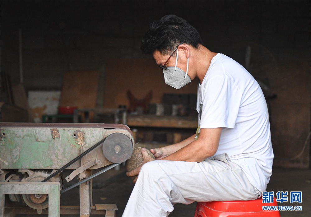 Hainan: erede dell'arte millenaria dell'intaglio in noce di cocco