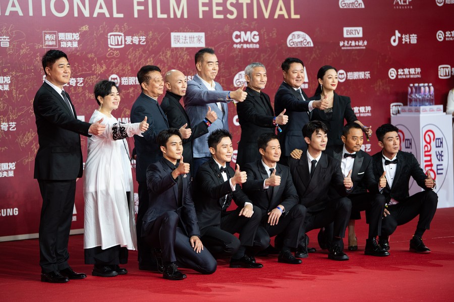  I membri del cast di "The Battle at Lake Changjin" posano per una foto di gruppo sul tappeto rosso dell'11° Beijing International Film Festival. (20 settembre 2021-Xinhua/Chen Zhonghao)