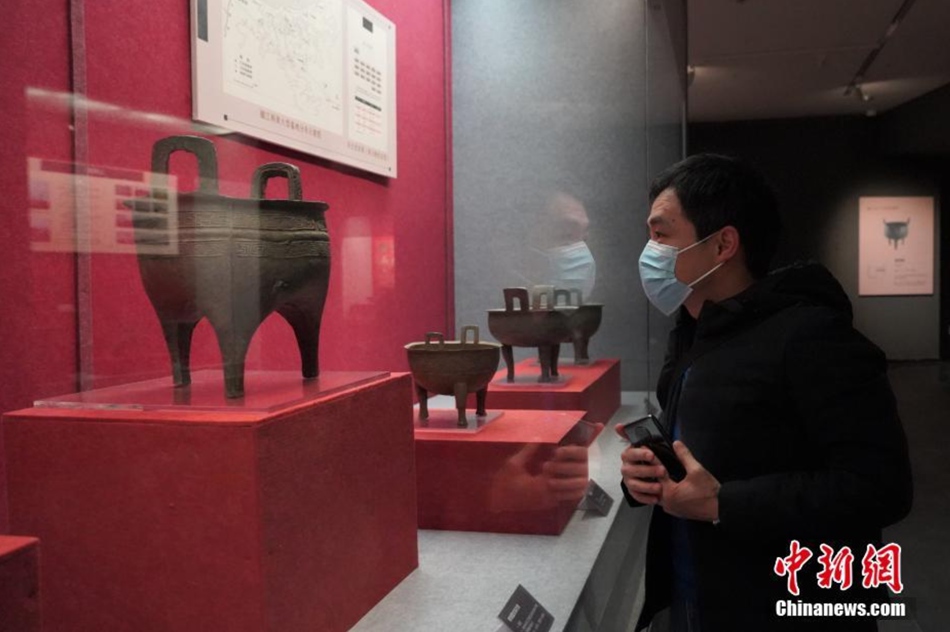 Visitatori ammirano gli oggetti esposti al Museo Provinciale di Guizhou. (16 novembre 2021 - China News Service/Pu Wensi)
