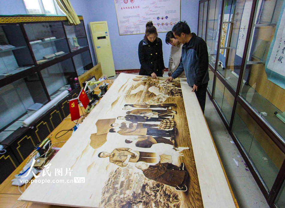 Nanyang, provincia dello Henan: i dipinti pirografici del patrimonio culturale immateriale