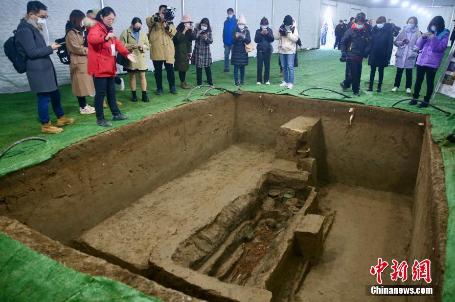 Wang Jing, responsabile del sito archeologico di Lulihe, presenta ai giornalisti la tomba n. M1902 in corso di scavo. (7 dicembre 2021 - China News Service/Yi Haifei)