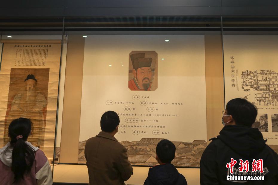 Cittadini visitano la mostra. (China News Service/Liu Lixin)