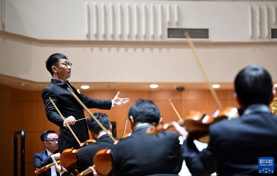 Il direttore d'orchestra Li Xincao dirige il concerto. (20 dicembre 2021 - Xinhua/Jin Liangkuai)