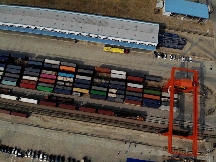 Foto aerea di un treno merci diretto a Dusseldorf, in Germania, in partenza da una base logistica a Hefei, nella provincia cinese dell’Anhui. (27 settembre 2019 - Xinhua/Huang Bohan)