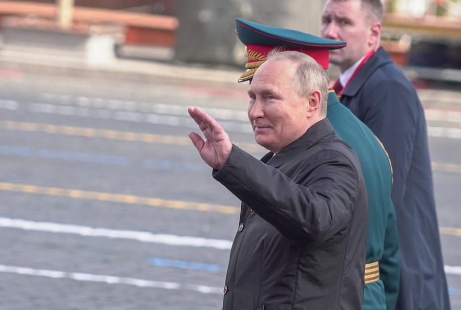 Il presidente russo Vladimir Putin dopo la parata militare del Giorno della Vittoria sulla Piazza Rossa a Mosca, che celebra il 77° anniversario della vittoria nella Grande Guerra Patriottica. (9 maggio 2022 - Xinhua/Yuan Xinfang)