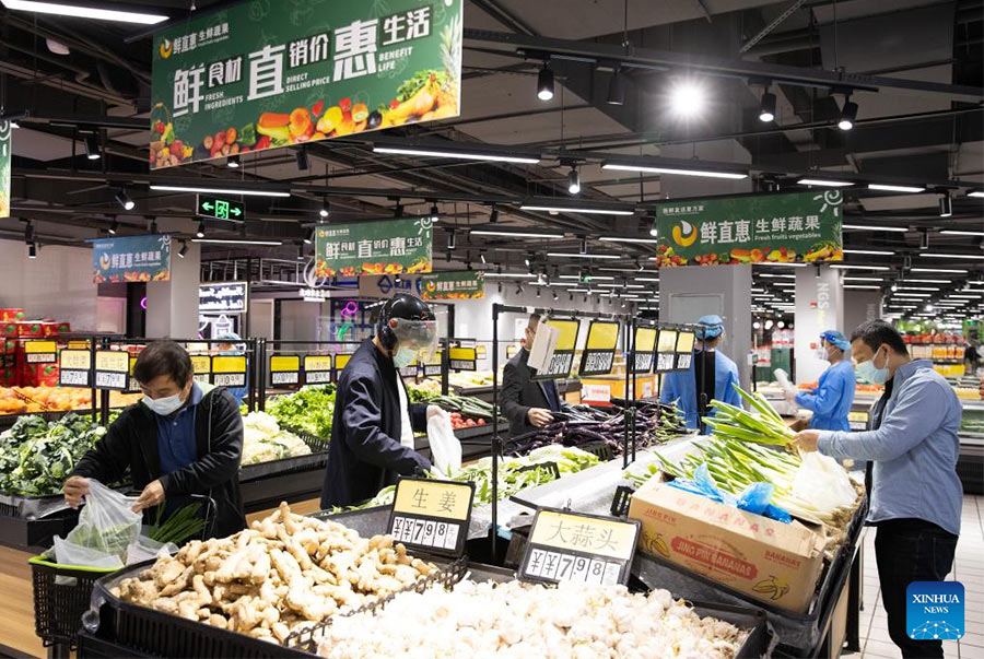 Clienti fanno acquisti in un supermercato nel distretto di Xuhui, a Shanghai. (16 maggio 2022 - Xinhua/Jin Liwang)