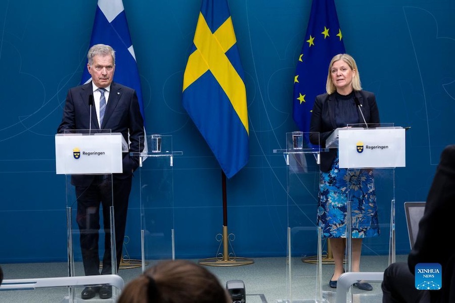La premier svedese Magdalena Andersson (a destra) e il presidente finlandese Sauli Niinisto partecipano a una conferenza stampa a Stoccolma, in Svezia. (17 maggio 2022 - Ninni Andersson/Uffici governativi della Svezia/in concessione a Xinhua)