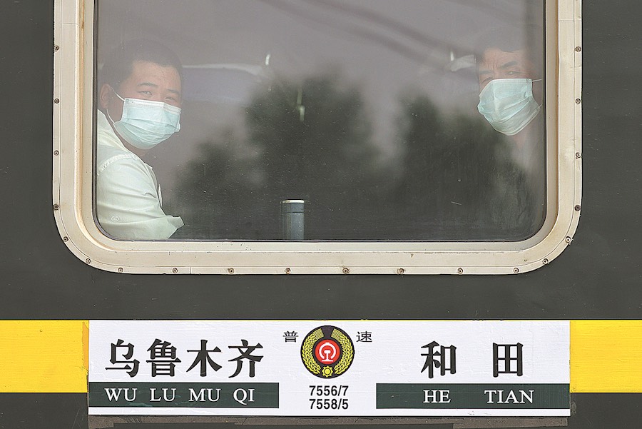 Il treno lento dello Xinjiang incanta velocemente