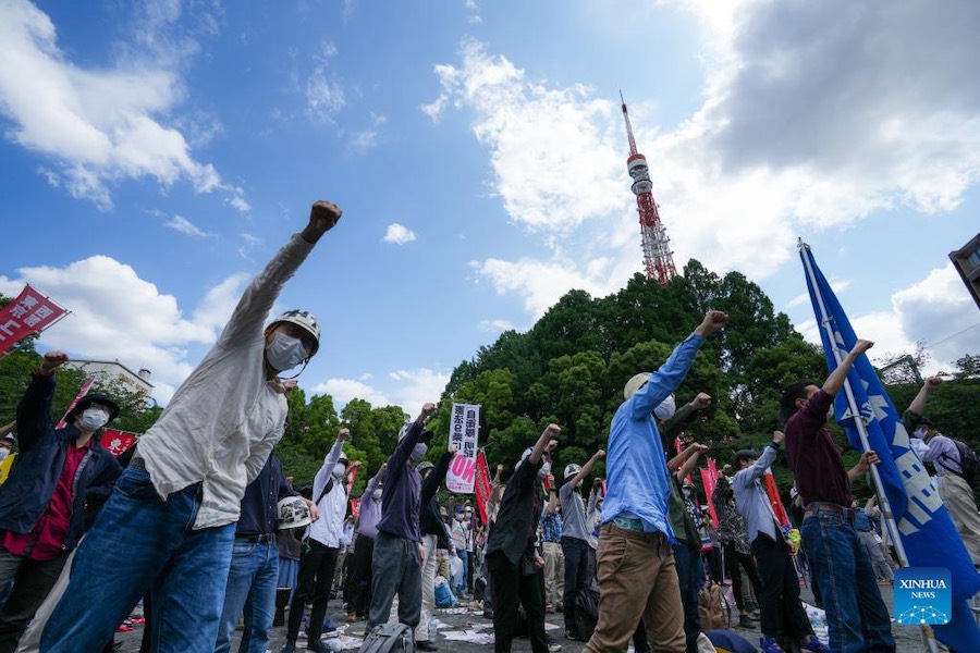 Manifestanti si riuniscono allo Shiba Park di Tokyo, in Giappone. (22 maggio 2022 - Xinhua/Zhang Xiaoyu)
