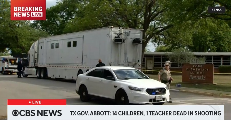 Fermo immagine dal live streaming di ABC mostra membri del personale e veicoli vicino alla Robb Elementary School di Uvalde, in Texas, dove un uomo armato ha ucciso oltre 20 persone tra studenti e insegnanti. (24 maggio 2022 - Xinhua) 