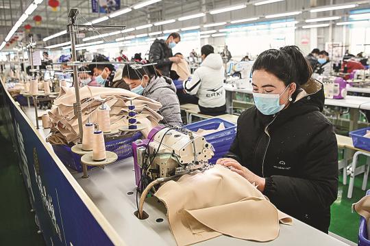 I dipendenti lavorano in una fabbrica gestita dal marchio sportivo Erke nella contea di Yutian, nella regione autonoma uigura dello Xinjiang, nella Cina nord-occidentale. (Foto/Xinhua)