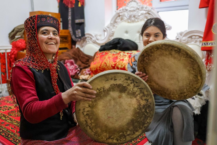 Gli abitanti dei villaggi suonano tamburi tradizionali nel villaggio di Rasekam, nella contea autonoma tagika di Taxkorgan, nella regione autonoma uigura dello Xinjiang, Cina nord-occidentale. (24 febbraio 2022-Xinhua/Ding Lei)