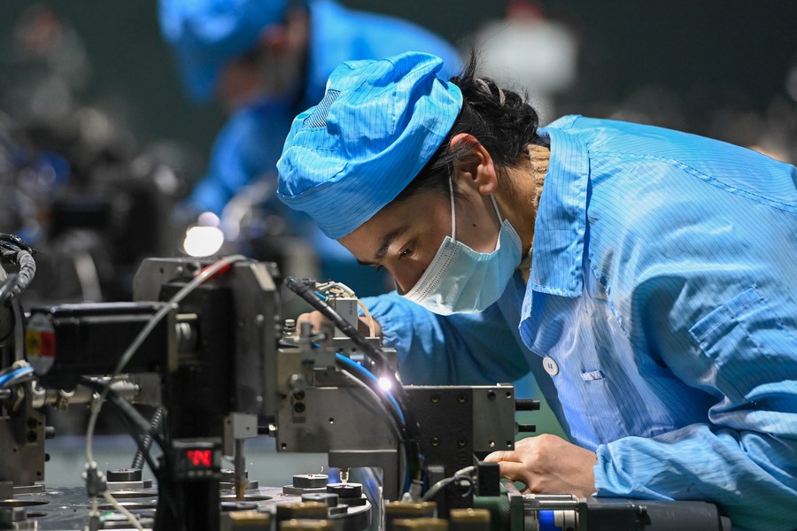 Un addetto lavora in un'azienda di elettronica presso il parco industriale integrato nella contea Moyu di Hotan, nella regione autonoma uigura dello Xinjiang, nella Cina nordoccidentale. (11 gennaio 2022-Xinhua/Ding Lei)