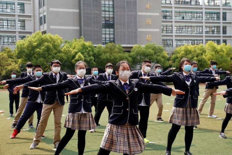 Gli studenti dell'ultimo anno delle scuole superiori fanno esercizio fisico presso la scuola superiore n. 1 affiliata all'Università Normale della Cina Orientale, a Shanghai. (27 aprile 2020 - Xinhua/foto di repertorio)
