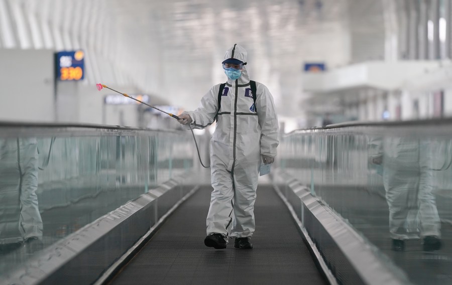 Un vigile del fuoco effettua la disinfezione all'aeroporto internazionale Tianhe di Wuhan, nella provincia dello Hubei, nella Cina centrale. (Xinhua/Cheng Min)