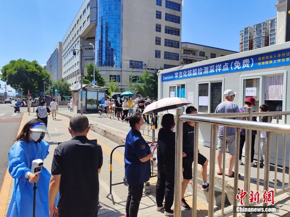 Beijing: i cittadini partecipano al test reglare di Covid-19