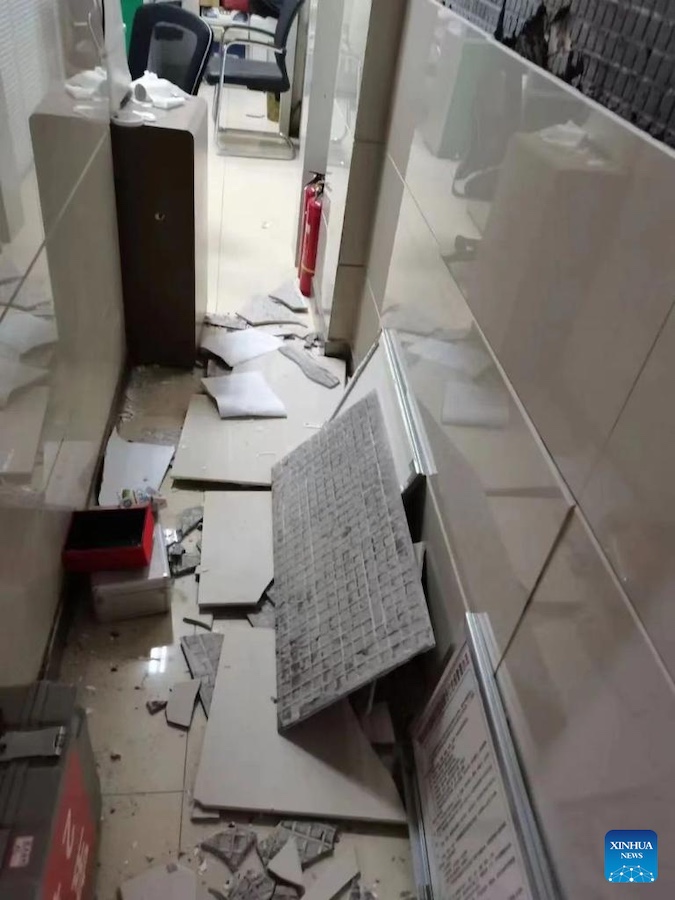 Vista all'interno di un ufficio postale danneggiato dal terremoto che ha colpito la contea di Baoxing a Ya'an, nella provincia di Sichuan, nella Cina sudoccidentale. (1 giugno 2022 - Wang Yingfa/Xinhua)