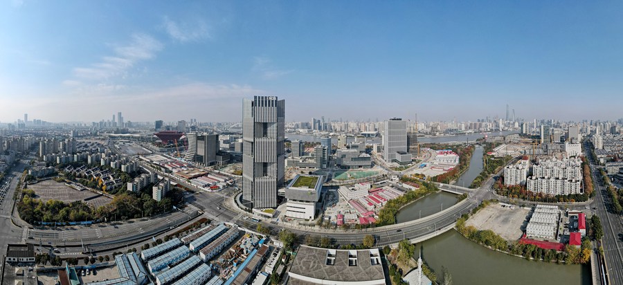 Vista panoramica dell'edificio della sede centrale della BRICS New Development Bank a Shanghai, nella Cina orientale. (17 dicembre 2020 - Xinhua/Fang Zhe)