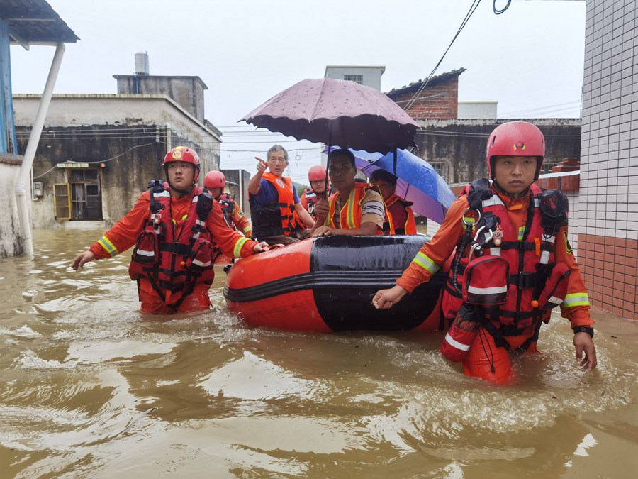 I soccorritori evacuano le persone bloccate nell'acqua alluvionale a Shaoguan, nella provincia del Guangdong, Cina meridionale. (21 giugno 2022 - Xinhua/Zhou Sitao)