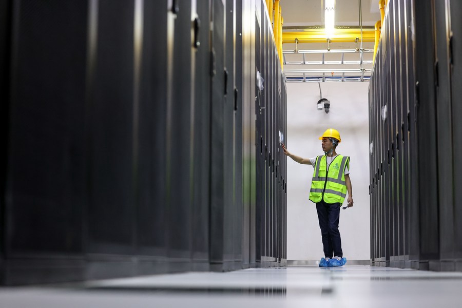 Un membro del personale ispeziona le apparecchiature in un data center di China Mobile nella provincia del Guizhou, nel sud-ovest della Cina. (24 maggio 2022 - Xinhua/Ou Dongqu)