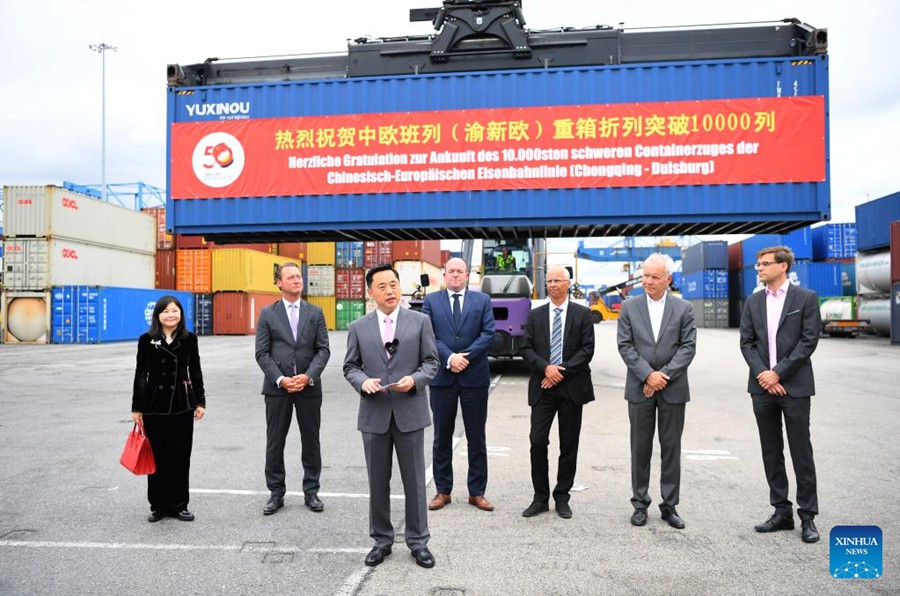Du Chunguo (3° a sinistra), Console Generale cinese a Dusseldorf, pronuncia un discorso alla cerimonia di benvenuto per il 10.000° viaggio effettuato dai treni merci Cina-Europa operati dalla China-Europe Railway Express (Chongqing) a Duisburg, in Germania. (11 luglio 2022 - Xinhua/Ren Pengfei)