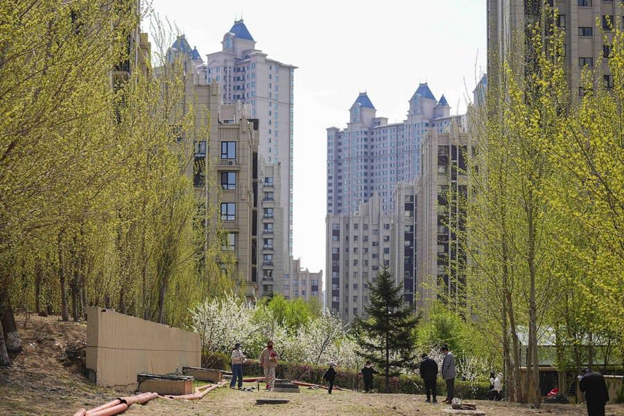 I residenti fanno esercizio all'aperto in una zona residenziale di Changchun, nella provincia del Jilin, nella Cina nord-orientale. (27 aprile 2022 - Xinhua/Xu Chang)