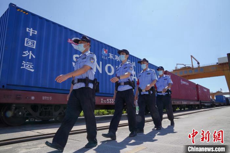 Guangxi: la polizia ferroviaria sorveglia il treno sino-vietnamita sotto il sole cocente