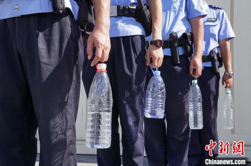 Guangxi: la polizia ferroviaria sorveglia il treno sino-vietnamita sotto il sole cocente