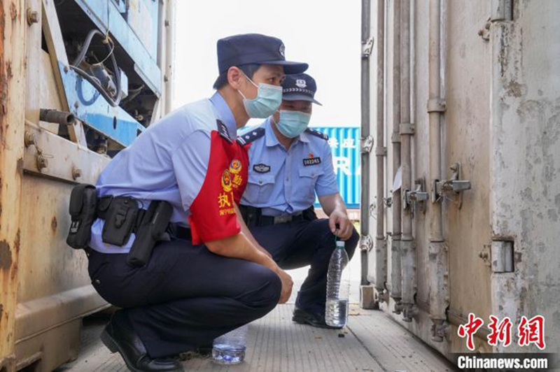 Guangxi: la polizia ferroviaria sorveglia il treno sino-vietnamita sotto il sole cocente