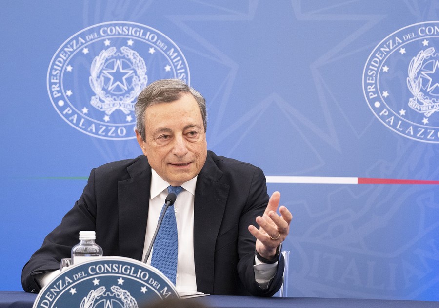 Il Primo Ministro italiano Mario Draghi parla in una conferenza stampa a Roma. (12 luglio 2022 - Str/Xinhua)