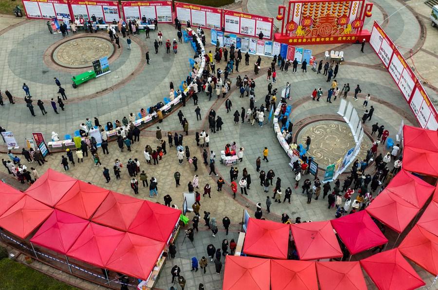 Persone in cerca di lavoro presso una fiera del lavoro tenutasi a Zigui, nella provincia centrale cinese dello Hubei. (8 febbraio 2022 - Zheng Jiayu/Xinhua)