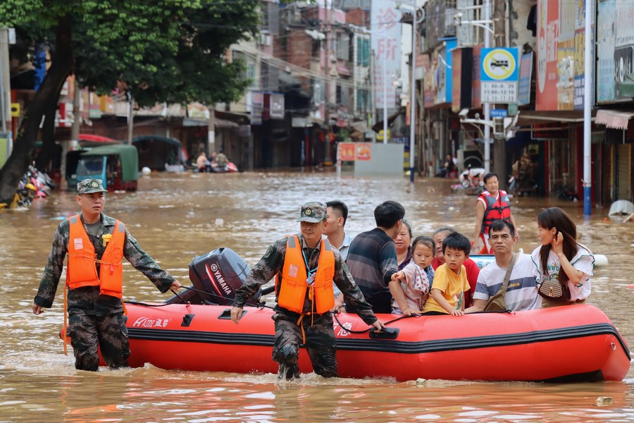 I soccorritori evacuano i residenti bloccati nelle acque alluvionali nel distretto di Tuojiang, contea autonoma di Jianghua Yao, Yongzhou, nella provincia centrale dello Hunan. (22 giugno 2022 - Jiang Linfeng/Xinhua)
