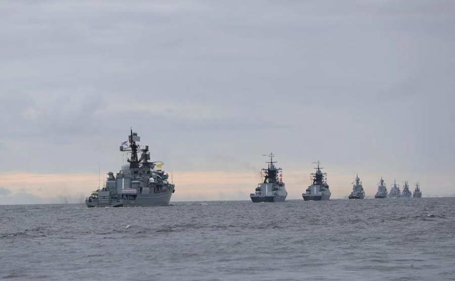 Le navi da guerra russe durante la parata annuale della Giornata della Marina del Paese a Kronstadt, San Pietroburgo, Russia. (31 luglio 2022 - Foto del Cremlino)