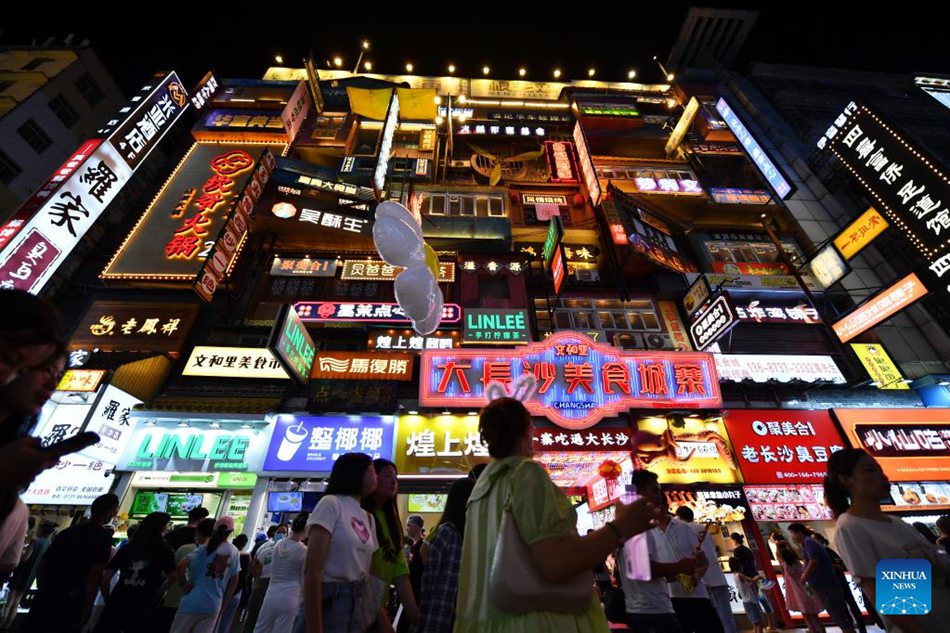 Turisti visitano la Huangxing Road a Changsha, nella provincia dello Hunan, Cina centrale. (29 luglio 2022 - Xinhua/Chen Zhenhai)
