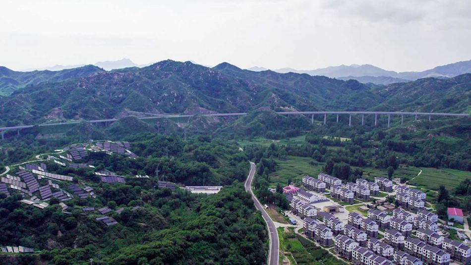 Impianti fotovoltaici e nuovi edifici per la rilocazione degli abitanti in un villaggio situato nelle profondità delle montagne Taihang, nella contea di Fuping. (26 luglio 2022 - Quotidiano del Popolo Online/Liu Ning)