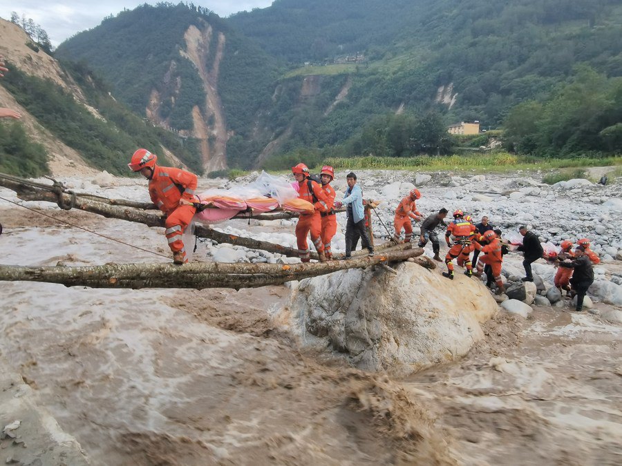 I soccorritori portano in salvo un sopravvissuto nella città di Moxi, nella contea di Luding, provincia di Sichuan. (5 settembre 2022 - Xinhua/Hong Fule)