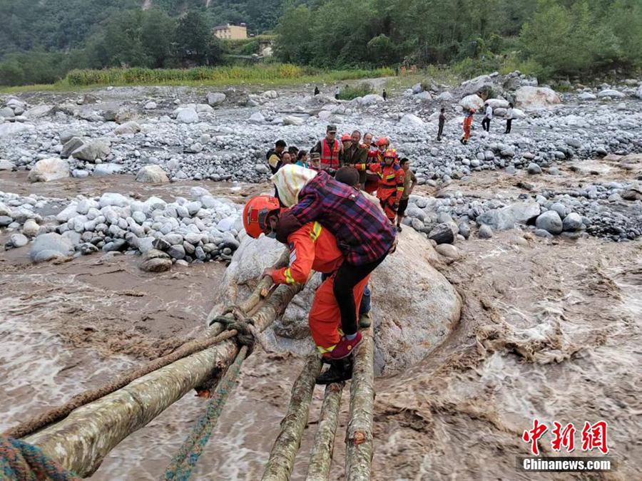 Sichuan: iniziato il soccorso e il trasferimento dei terremotati