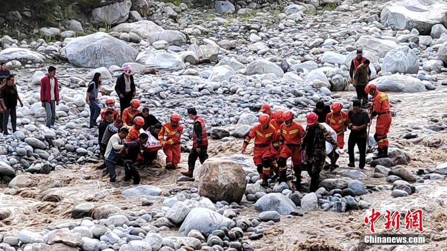 I vigili del fuoco e forestali portano in salvo i feriti e gli abitanti dei villaggi.