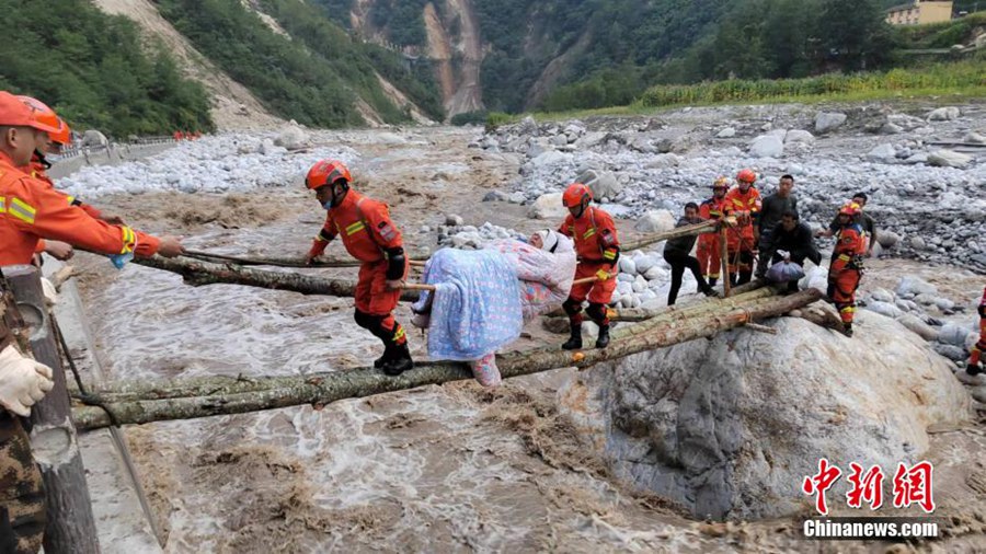 Sichuan: iniziato il soccorso e il trasferimento dei terremotati