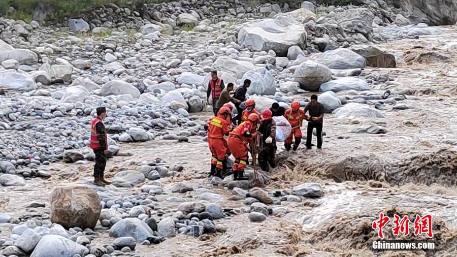 Sichuan: iniziato il soccorso e il trasferimento dei terremotati