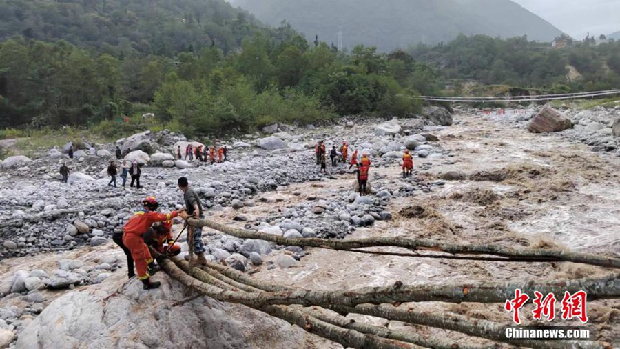 Sichuan: iniziato il soccorso e il trasferimento dei terremotati