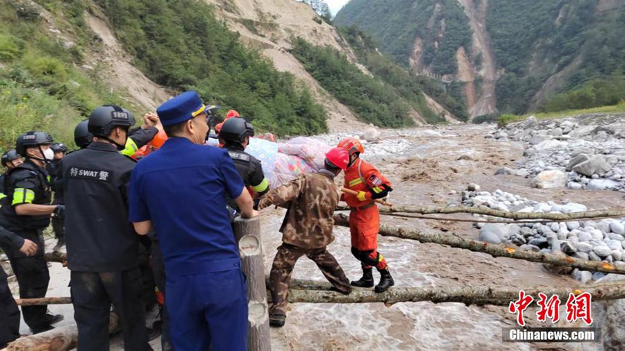 Sichuan: iniziato il soccorso e il trasferimento dei terremotati