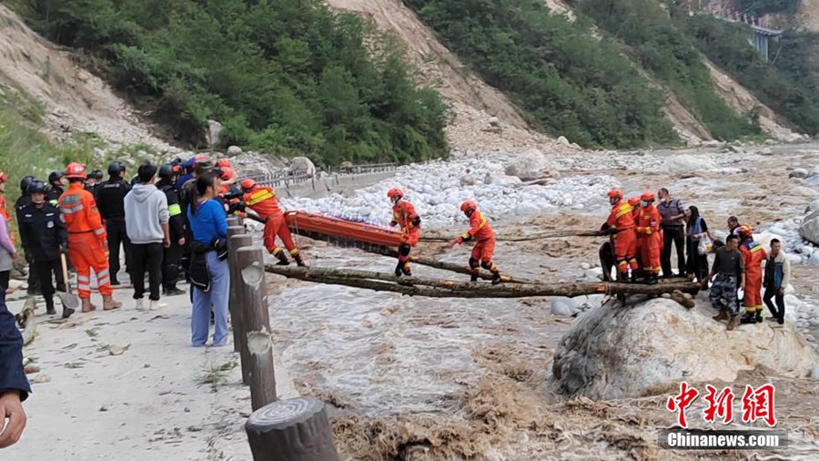 Sichuan: iniziato il soccorso e il trasferimento dei terremotati
