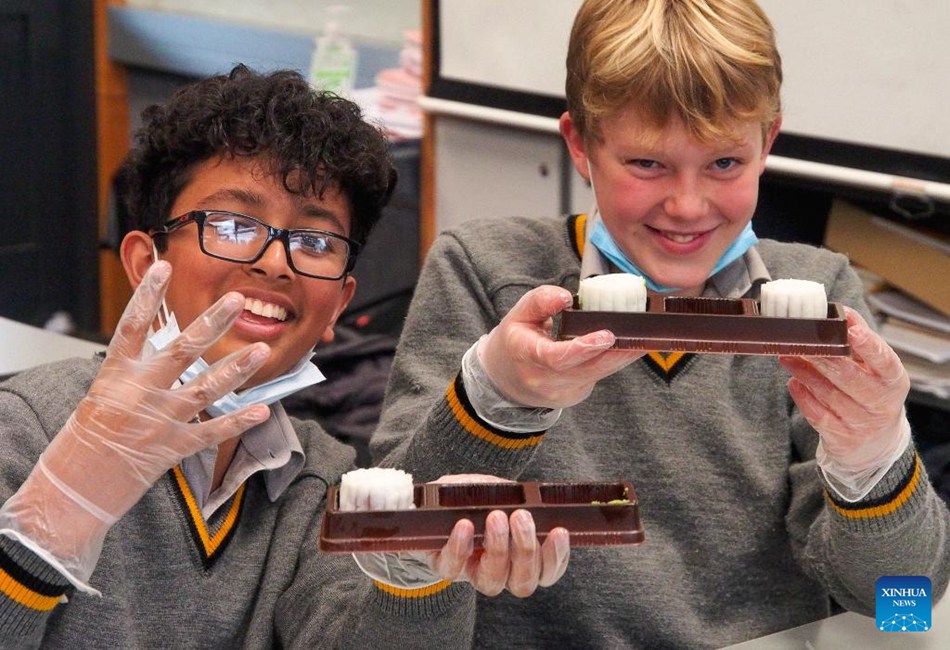 Gli studenti preparano torte lunari per celebrare il Festival di metà autunno a Wellington